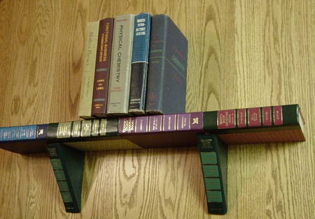 Bücherregal aus Büchern
